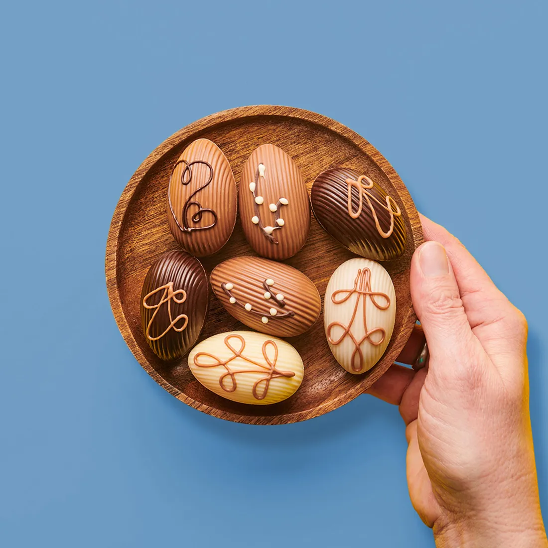 Dessert-Eier Stimmungsbild: Desser Eier werden in einer Schale von einem Menschen präsentiert